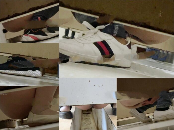 Japanese Voyeur【重口厕拍】女拍手沟式旱厕偷拍-用手接屎 拉稀第26期70V[某房原版]