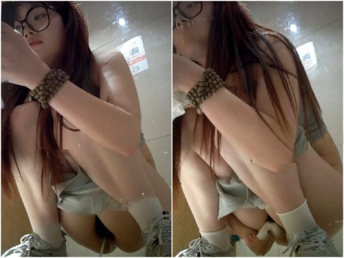 Public Restroom ❤️【トイレショット】パノラマフロントショット:メガネの女の子は髪がたっぷり、セクシーな下着!