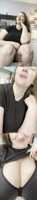 Mistress Nelly – Sneaking in on Mommy Pooping