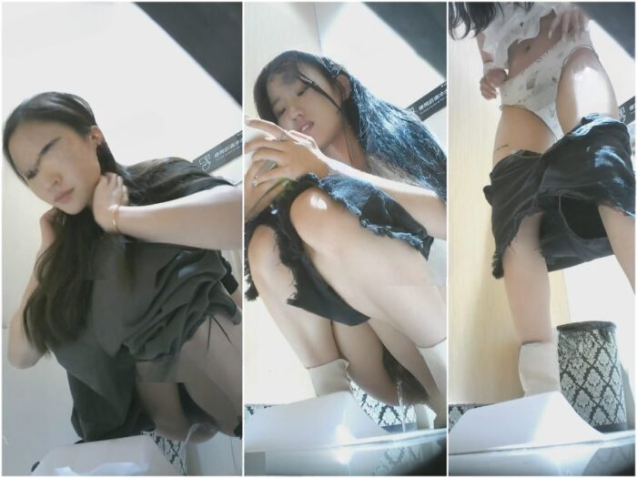 Girls on the Toilet 新商品：バーのトイレの下に隠された、ミルクティー色のパンティーを履いたデニムショートパンツ姿の可愛い女の…