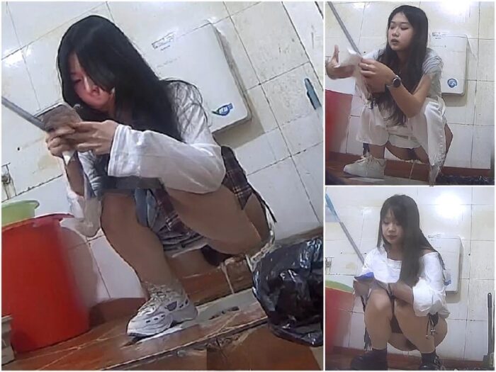 Hidden Camera 【オリジナルトイレショット】複数の女子学生が写った大学のトイレのパノラマ写真。親友同士の2組が一緒に用を足している様…